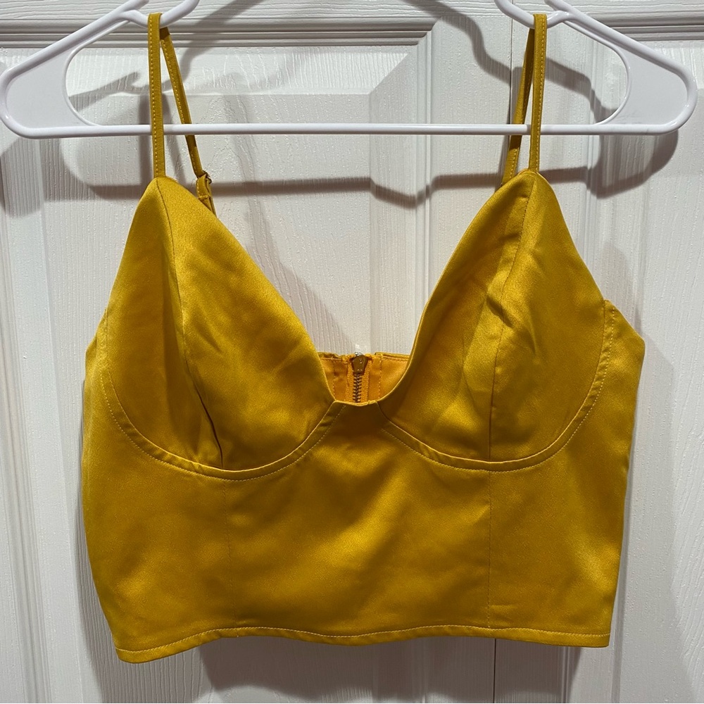 MISSGUIDED Women’s Spaghetti-Strap Crop Top Shirt - mustard, size US 8